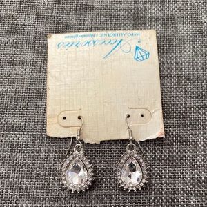 Silver dangle raindrop earrings.